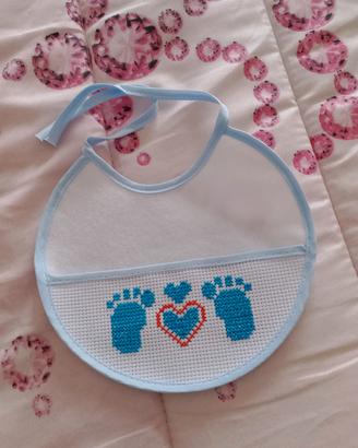 Bavetta neonato ricamata a mano – impronte piedini