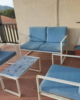 Divano, poltrone e tavolino