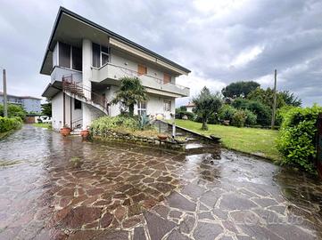 VILLA SINGOLA A CIVIDATE AL PIANO