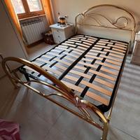 Letto matrimoniale in ottone con rete elegante 