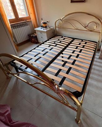 Letto matrimoniale in ottone con rete elegante 