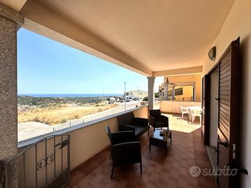 Appartamento trilocale con veranda vista mare