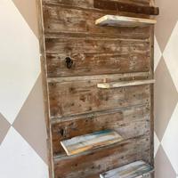 Vecchio portone attaccapanni e scaffale