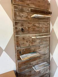 Vecchio portone attaccapanni e scaffale