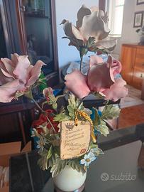 vaso con fiori in capodimonte 