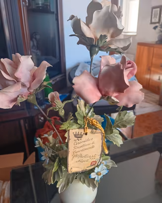 vaso con fiori in capodimonte 