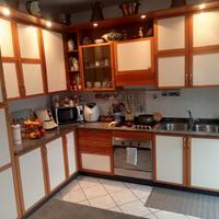 Cucina ad angolo con ripiano in pietra di luserna