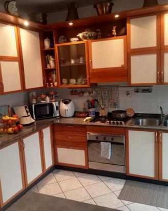 Cucina ad angolo con ripiano in pietra di luserna