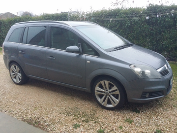 Opel Zafira B modello Cosmo GPL