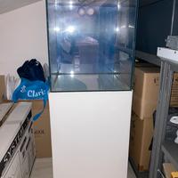 Acquario con mobile e accessori
