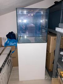 Acquario con mobile e accessori