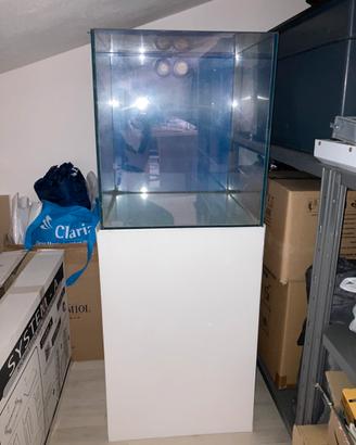 Acquario con mobile e accessori