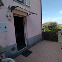 Porzione di rustico con piccola corte in collina