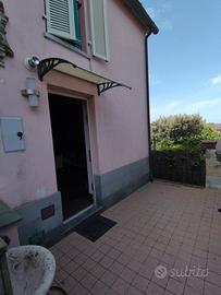 Porzione di rustico con piccola corte in collina