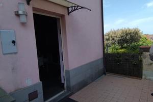 Porzione di rustico con piccola corte in collina