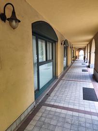 Ufficio piano terra con 3 locali bagno 3 accessi