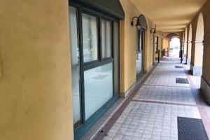Ufficio piano terra con 3 locali bagno 3 accessi