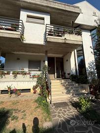 Villa di 240 m² con più di 5 locali e box auto a R