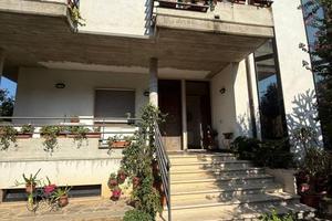 Villa di 240 m² con più di 5 locali e box auto a R