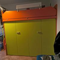 Cameretta con letto singolo a soppalco