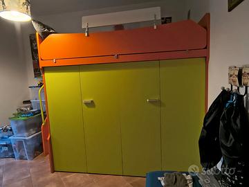 Cameretta con letto singolo a soppalco