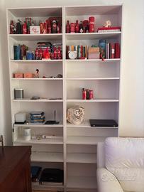 Due librerie bianche in legno