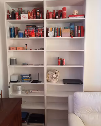 Due librerie bianche in legno