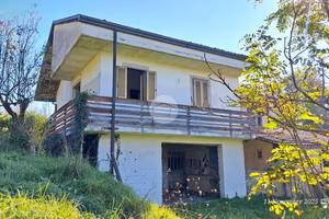 CASA SEMINDIPENDENTE A FROSINONE