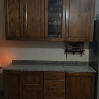 cucina in arte povera con piano in marmo granito 