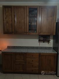 cucina in arte povera con piano in marmo granito 