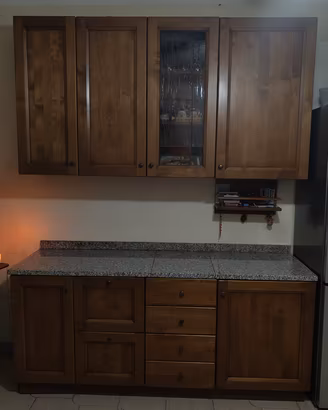 cucina in arte povera con piano in marmo granito 