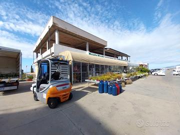 Capannone di ampia metratura con corte