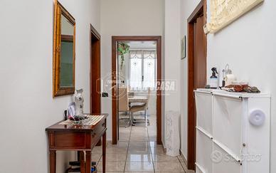 AMPIO TRILOCALE CON BALCONE