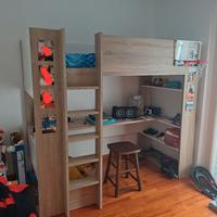Letto alto con scaletta e scrivania in legno