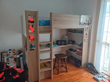 Letto alto con scaletta e scrivania in legno