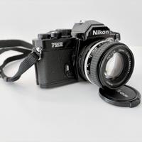 Macchina fotografica nikon fm2 e zoom nikkor