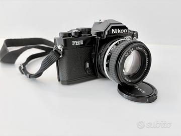 Macchina fotografica nikon fm2 e zoom nikkor