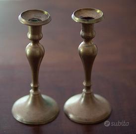 Coppia di candelabri antichi, ottone