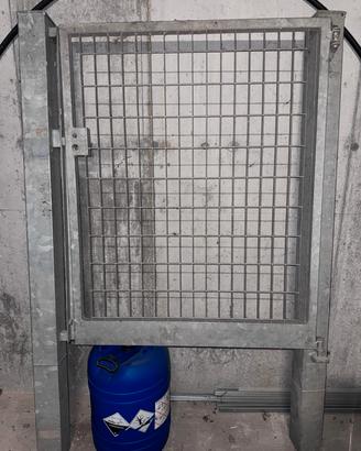 Cancello pedonale in acciao zincato.