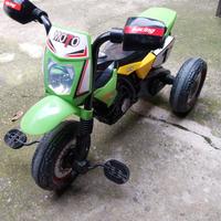 Triciclo moto elettrica verde