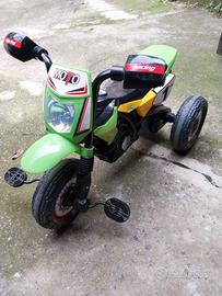 Triciclo moto elettrica verde