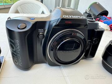 Fotocamera Olimpus OM 101 Power Focus analogica.