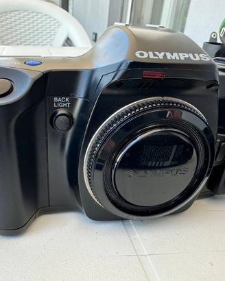 Fotocamera Olimpus OM 101 Power Focus analogica.