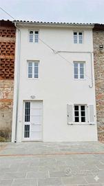 Casa indipendente di 100 m² con 5 locali e box aut