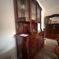 Credenza antica in legno con vetrina