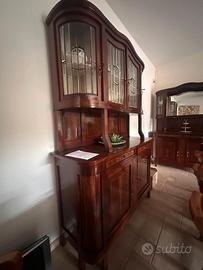 Credenza antica in legno con vetrina