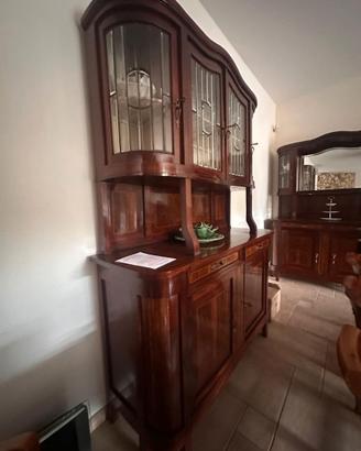 Credenza antica in legno con vetrina