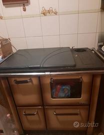 Stufa a legna con forno e piano cottura