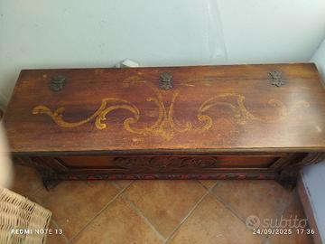  Cassapanca in legno massello con intarsio