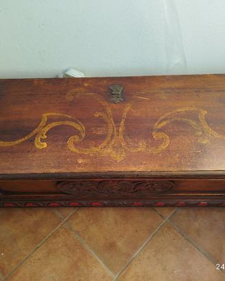  Cassapanca in legno massello con intarsio